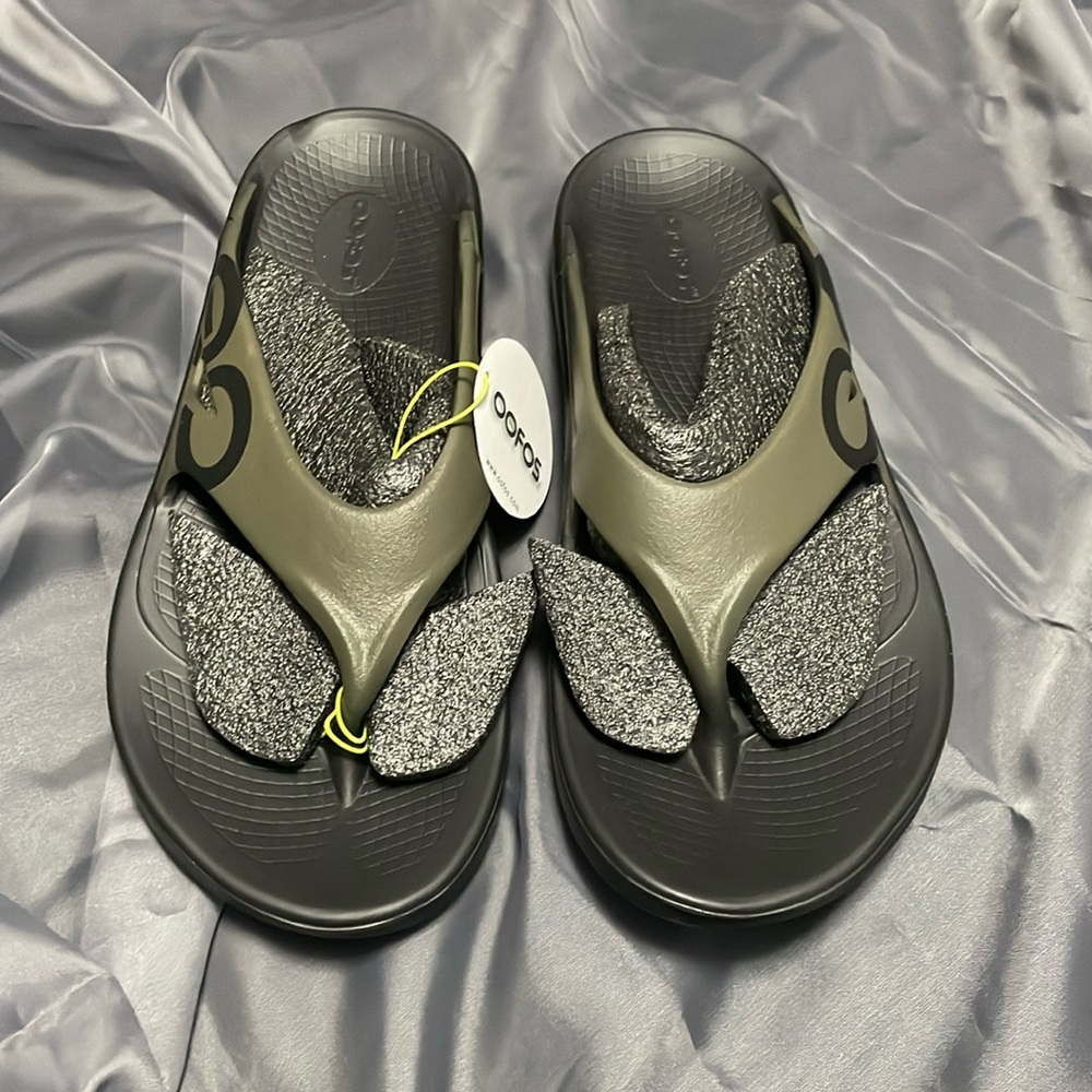 Comfy OOFOS MEN size 11 WOMEN size 13…army green and black